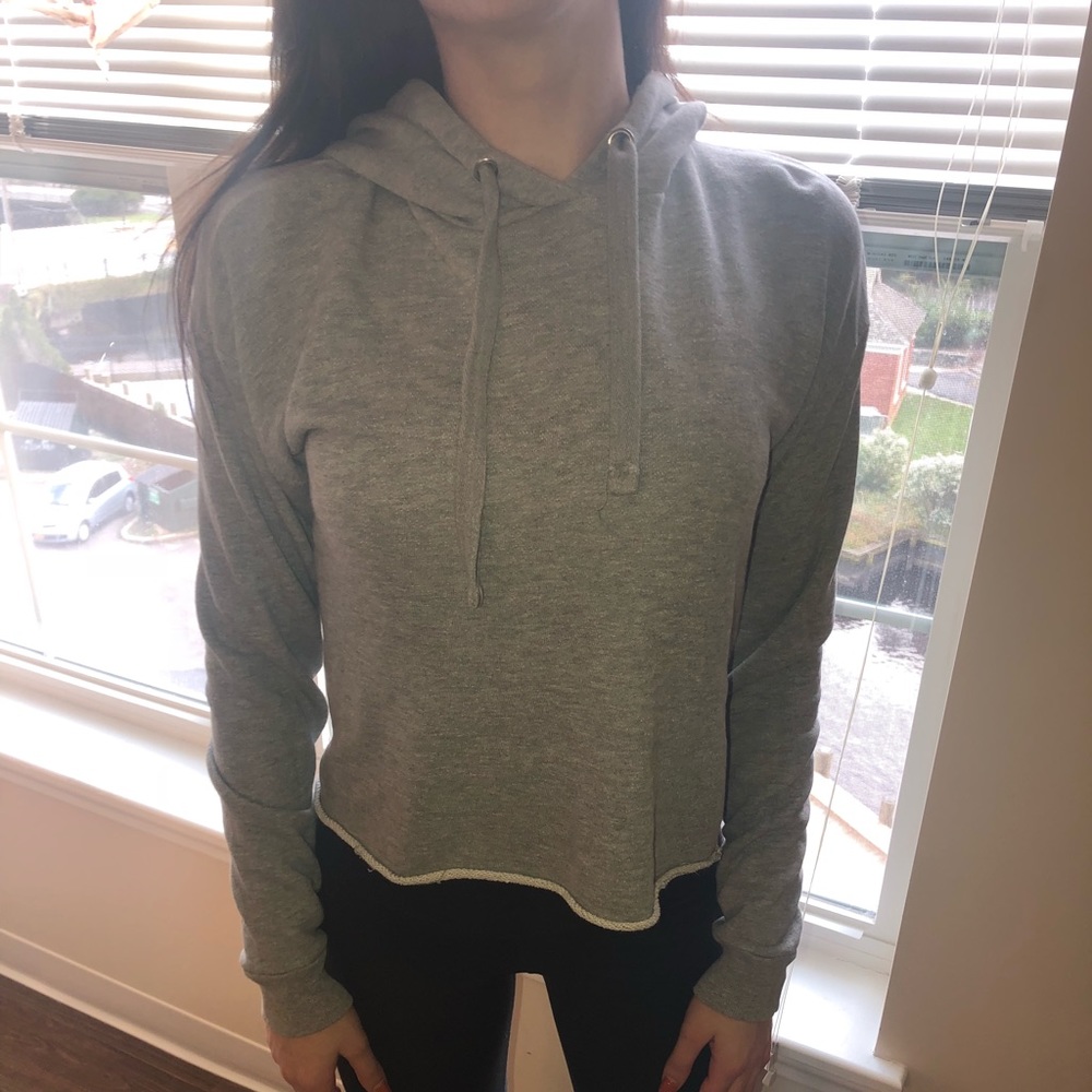 Cropped sweatshirt.